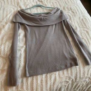 We the Free - Gray sweater of the shoulder